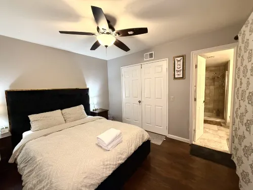The Quiet Lux Room #3 with KB(Kingsize Bed) - Homestays