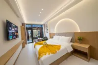 Xinyuan · Half Window Moon | Minimal · Bank · Shorely Homestay (People's Square) - 2-Star