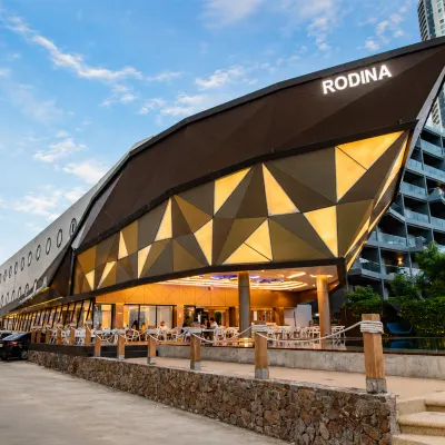 Rodina Beach Hotel Hoteles cerca de Jardín Jurásico