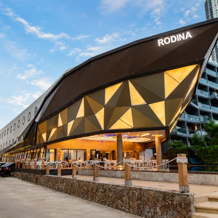 Rodina Beach Hotel Отели рядом с достопримечательностью «Парк Юрского Периода»