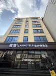 Lan Hai · LANHOTELS Design Hotel (Lingshui High-Speed Railway Station Haiyun Plaza) - parkir