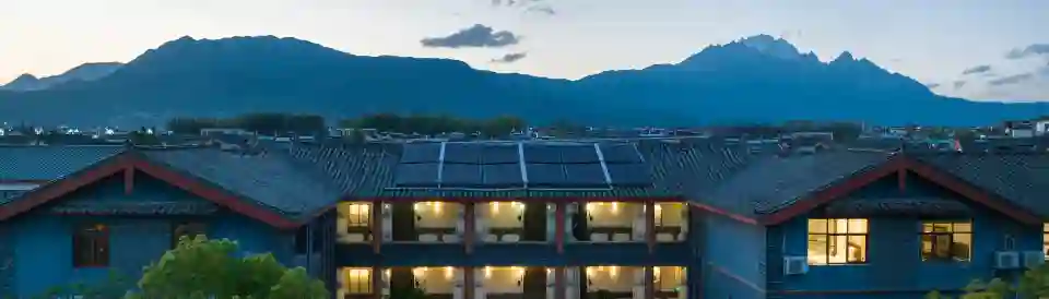 Zuixi  Mountain ViewTea and Coffee Courtyard Villa with Sunlight on the Snow Mountains