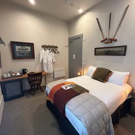 Poshtel