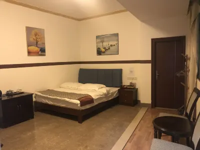 Guangning Huaxia Business Hotel Hotels near Cuizhu Park