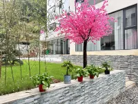 Yunshang Four Seasons Hotel (Laojunshan Scenic Area Zhongling Cableway Branch)