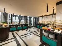 MAY DE VILLE Lakeside Hotel Hotels near Cau Go Street