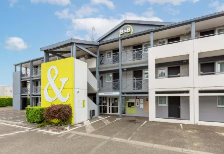 B&B Hôtel Chartres le Forum