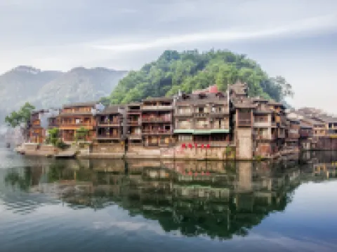 Yu Jiangyue · Natural Aesthetics Designer's View of Tuojiang River Scenery - Holiday Villa Hotels in Fenghuang County