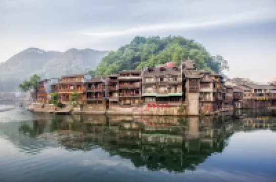 Yu Jiangyue · Natural Aesthetics Designer's View of Tuojiang River Scenery - Holiday Villa Hotels in Fenghuang