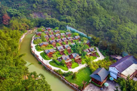 Qingxi Linpan Wenkuangquan Chalet Villa Отели рядом с достопримечательностью «The Fenglin (Rock Forest) Jiuchongtian (“Ninth Heaven”) Scenic Area»