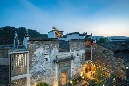 Jiwei Hotel Отели рядом с достопримечательностью «Guzhang Folklore Garden»