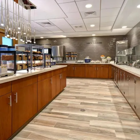 Hampton Inn & Suites Las Vegas Convention Center Отели рядом с достопримечательностью «Выставочный конференц-центр Sands Expo»