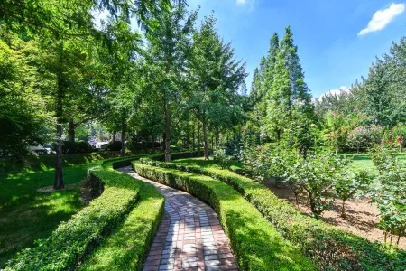 Stadium Hotel Отели рядом с достопримечательностью «Nanshan Tourist Area»