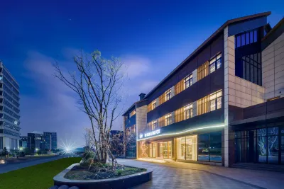 Homeinn Plus Hotel (Haining Xucun Town Government Hanghai Wanduo City) Hotel di Jiaxing