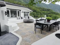 gold stone crescent moon light Hotel dekat Chiufen (Jiufen Old Street)