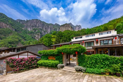 Yaqiu Courtyard Featured Hostel