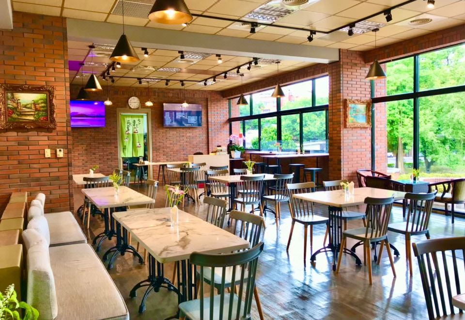 3. 지옌탄 유스 호..