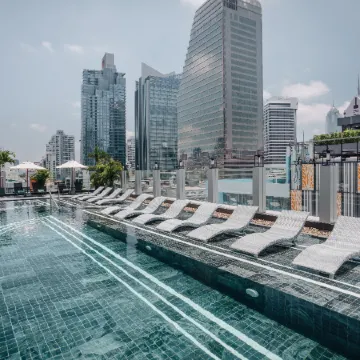 Aira Hotel Bangkok Sukhumvit 11 Отели рядом с достопримечательностью «Станция надземного метро Phloen Chit»