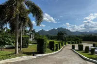 Hideaway Private Residence Near Rajjaprabha Dam Hotels near Wat Phra Saeng