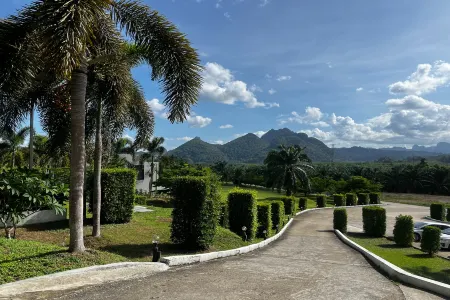 Hideaway Private Residence Near Rajjaprabha Dam Отели рядом с достопримечательностью «Ratchaprapha»