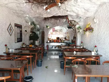 Buerjin Qinghao Ecological Resort Hotel Отели рядом с достопримечательностью «Cenial Folk Customs Park»