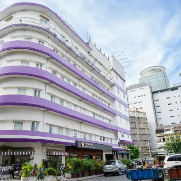 Aurea Delight Hotel Hotels near University of Economics and Finance