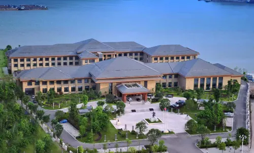 River & Holiday Grand Rezen Hotel Yunyang - parking