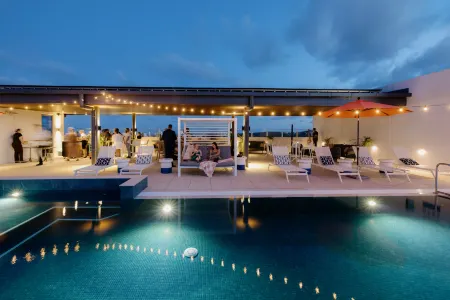 Holiday Inn Express & Suites Sunshine Coast Отели рядом с достопримечательностью «Маручйдор Бич»