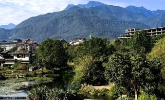 Emei Mountain Floating Light Lake Hotel