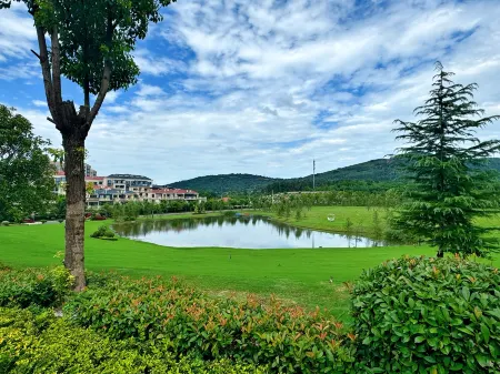 Funchun No.10 Hotel Xiangyang Отели рядом с достопримечательностью «Xiangyang Vocational and Technical College»