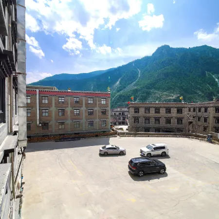 Gongjin Lianri Ecological Cave Hotel (Daocheng Yading Branch)