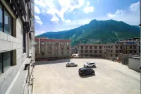稲城亜丁貢金蓮日ホテル - 駐車場