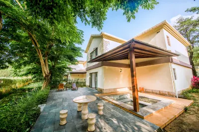 Yangxi Hotspring Resort Hotels in East Lake Amusement Park