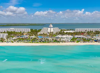The Pyramid Cancun by Oasis - All Inclusive Hotel dekat Playa Linda