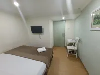 Mamifokobo Guest House Hotels near Puncak Pass
