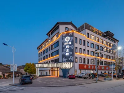 Floral Lux Hotel·Tongchen Hospital
