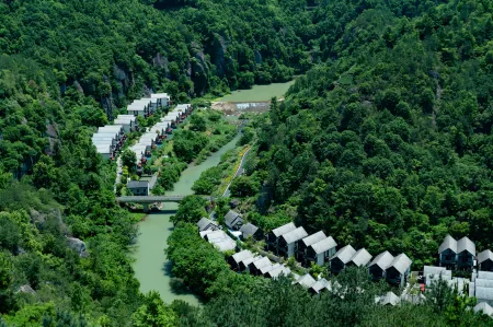 Ahn Lan Xinchang Отели рядом с достопримечательностью «Qianzhang Canyon»