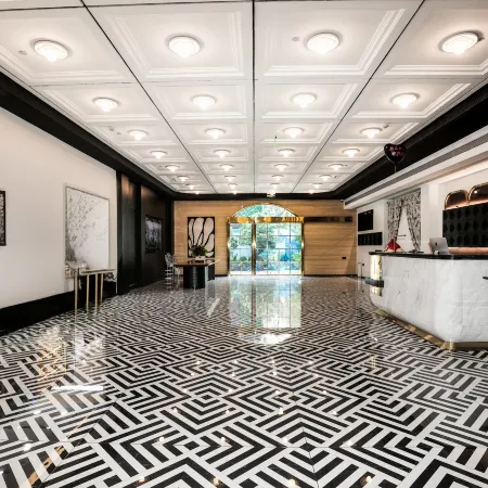 Vic Multi-Cloud Enjoy Hotel