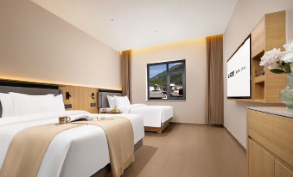 U She Hotel (Jiuzhaigou Tourist Center)