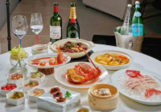 THE SIXTH SEASON VACATION MANOR