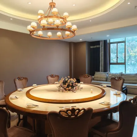 Huirun Hotel Отели в г. Луннань