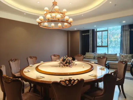 Huirun Hotel Отели в г. Луннань