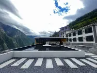 Upper trekking route·Cloud  Way·Snowy mountain view homestay Отели рядом с достопримечательностью «1-й залив реки Янцзы»