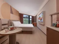 Orange Hotel (Nanjing Zhongshanling Zijin Zhong Aili Hotel) Hotels near Linggu Si