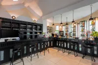 Dongfengyun Niuduoluo Music Castle Hotel - بار