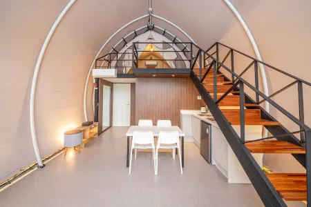 VIVID GIAMPING Отели рядом с достопримечательностью «Hallyeohaesang National Park of Sacheonsi»