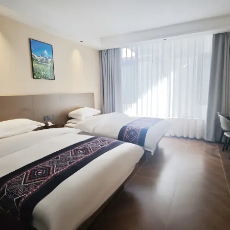 Deqin Yunxueju Homestay (Feilai Temple Meili Snow Mountain Scenic Area)