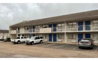 Motel 6 Millington, TN - parking