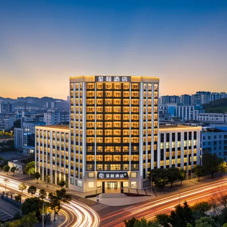 Starway Hotel (Nanchong Yilong Railway Station)