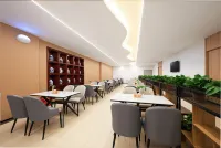 Xinyibai Hotel (Dandong Railwany Station&Yalu River Broken Bridge)